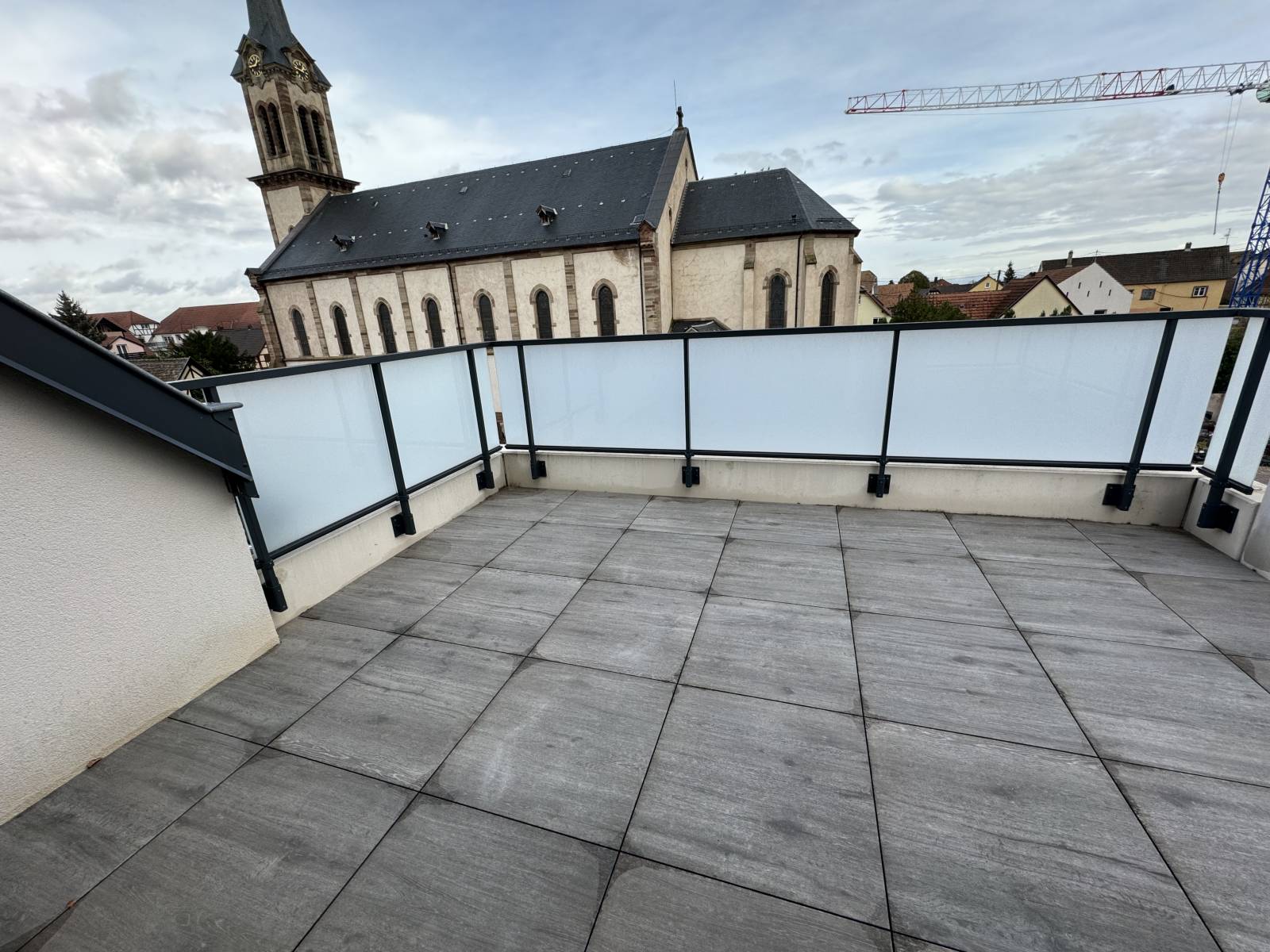 À LOUER ! Très bel appartement 4 / 5 pièces avec terrasses entièrement rénové avec emplacement de stationnement situé à Holtzheim à 20 min de Strasbourg 